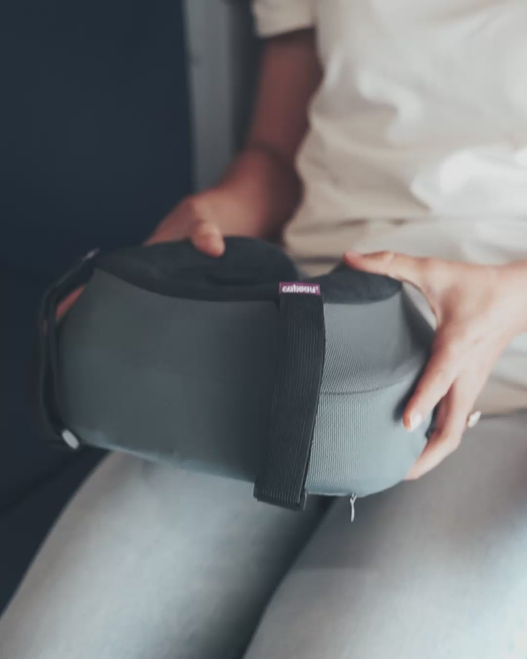 Squeezing memory foam pillow